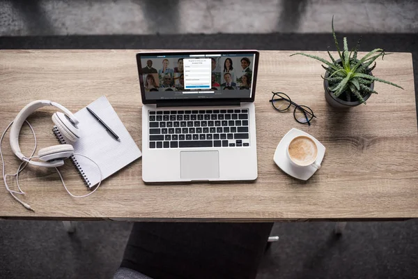 Bovenaanzicht Van Laptop Staan Moderne Werkplek Met Linkedin Website Scherm — Stockfoto