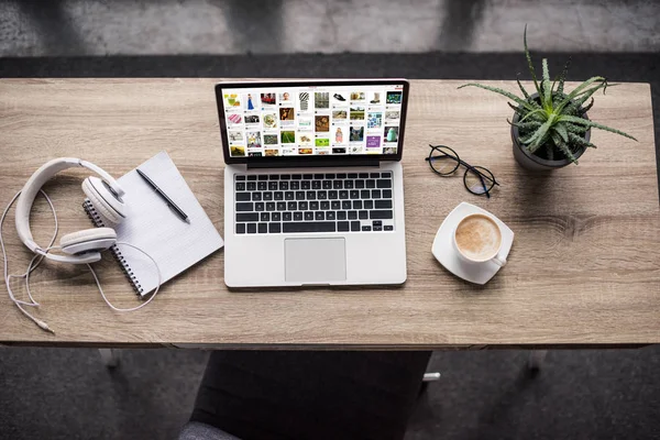 Top View Laptop Standing Modern Workplace Pinterest Website Screen — Stock Photo, Image