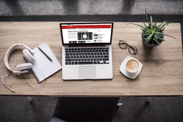 Top View Laptop Standing Modern Workplace Bbc Website Screen — Stock Photo, Image