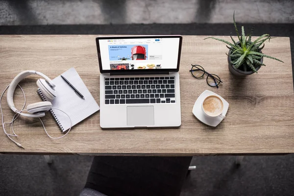 Top View Laptop Standing Modern Workplace Ebay Website Screen — Stock Photo, Image