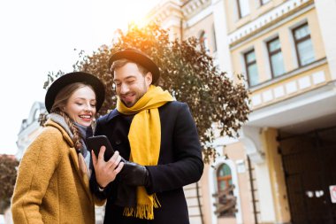 sonbahar kıyafeti smartphone vasıl arıyorum güzel genç Çift