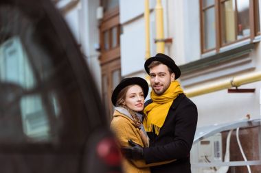 Arabanın arkasında sarılma genç çekici çift