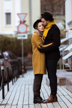 Genç çift sonbahar kıyafeti sarılma ihale