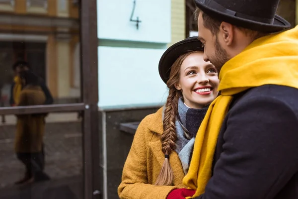 Hermosa Pareja Traje Otoño Mirándose — Foto de Stock