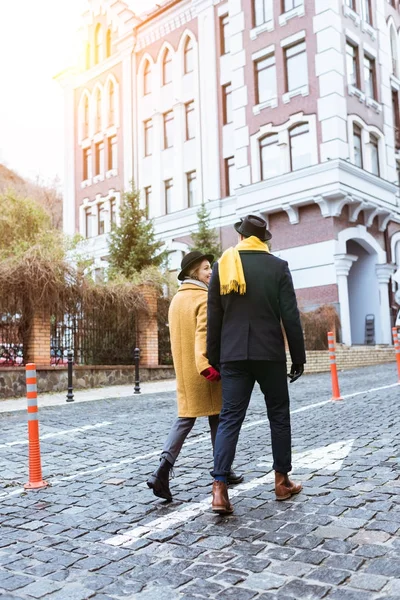 Back View Couple Holding Hands Walking Street — Free Stock Photo