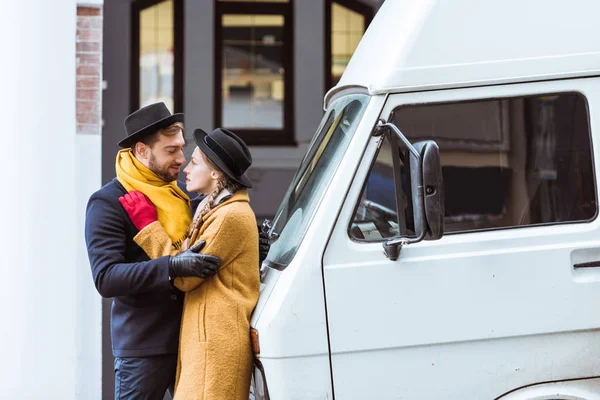 車の横に抱いて美しい若いカップル — ストック写真