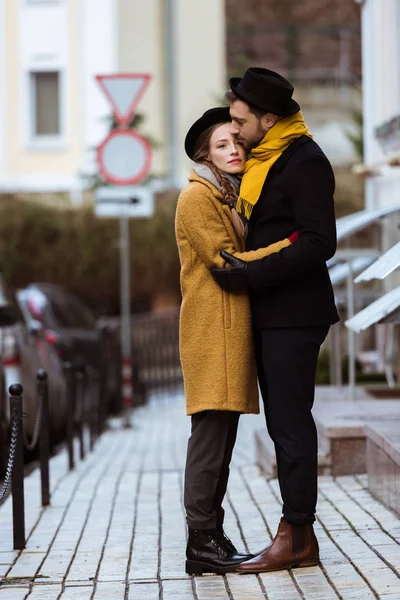 Genç Çift Sonbahar Kıyafeti Sarılma Ihale — Stok fotoğraf