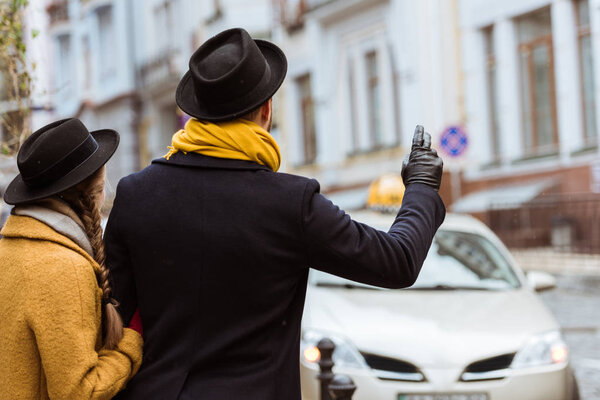 поймать такси
