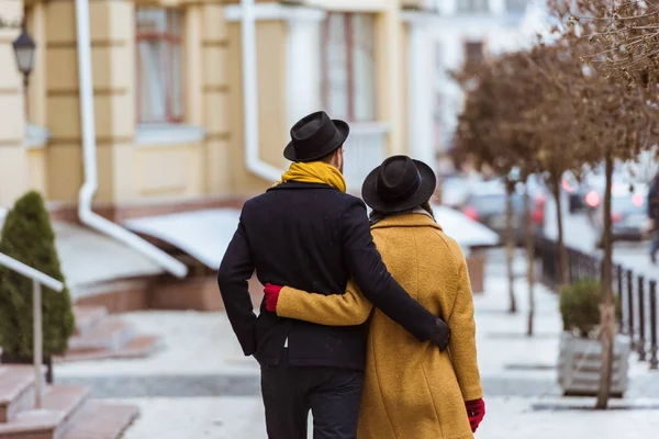 Vista Trasera Joven Pareja Abrazándose Caminando Calle —  Fotos de Stock