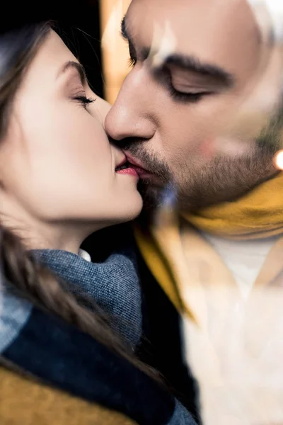 Jovem Concurso Beijando Casal Close — Fotografia de Stock