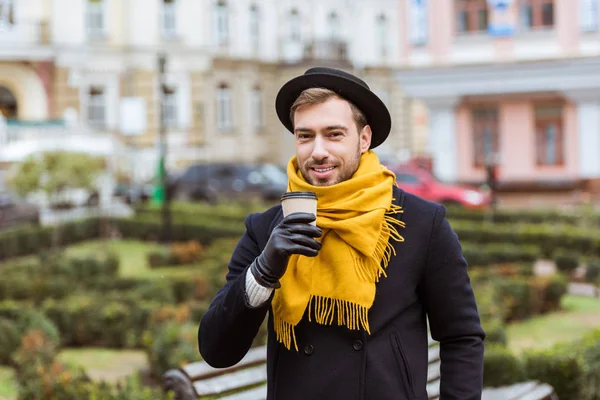 Sonbahar Kıyafeti Bankta Kahve Içme Yakışıklı Adam — Ücretsiz Stok Fotoğraf