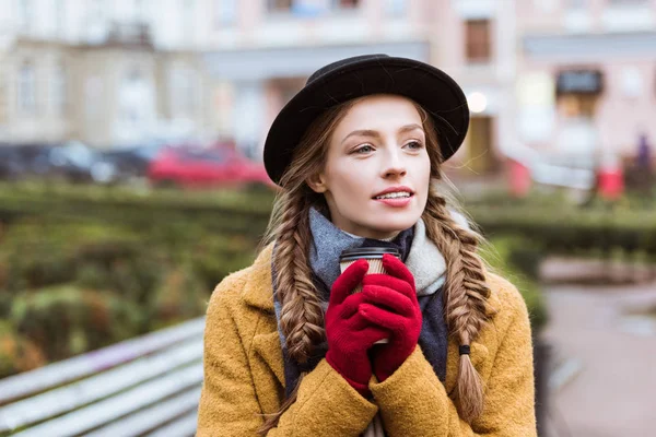 Bella Donna Abito Autunno Bere Caffè Sulla Panchina — Foto Stock