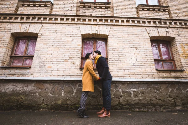 Attractive Young Couple Kissing Building — Stock Photo, Image