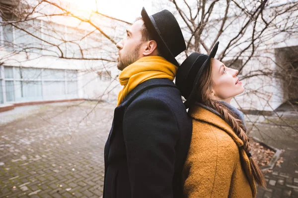 Young Attractive Couple Standing Back Back Infront Building — Stock Photo, Image