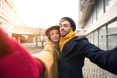 mutlu genç çift selfie binanın infront alarak sarılma