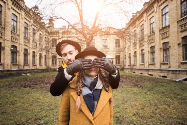 Adam gözlerini kadının binanın infront kapanış eldiven