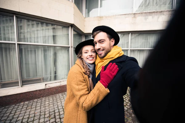 Feliz Abrazo Joven Pareja Tomando Selfie Delante Construcción — Foto de stock gratuita