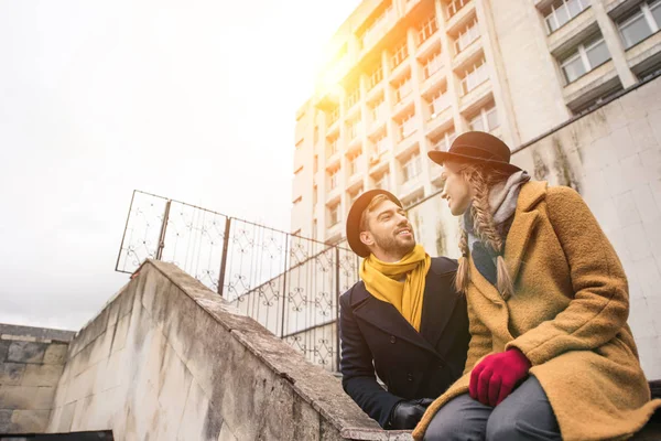 Cuplu Tânăr Atractiv Costum Toamnă Uitându Unul Celălalt — Fotografie, imagine de stoc