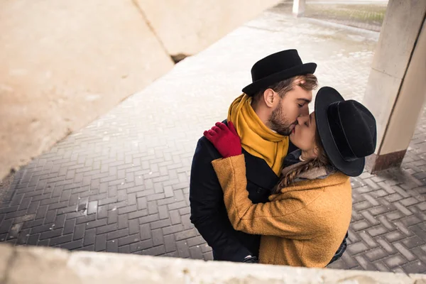 Beautiful Young Kissing Couple Autumn Outfit — Stock Photo, Image