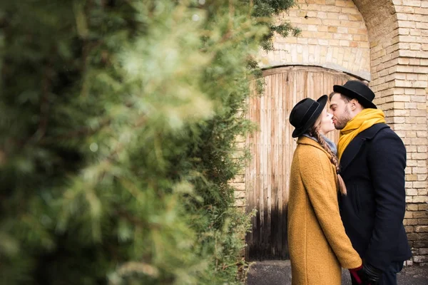 Attractive Young Couple Kissing Trees — Stock Photo, Image