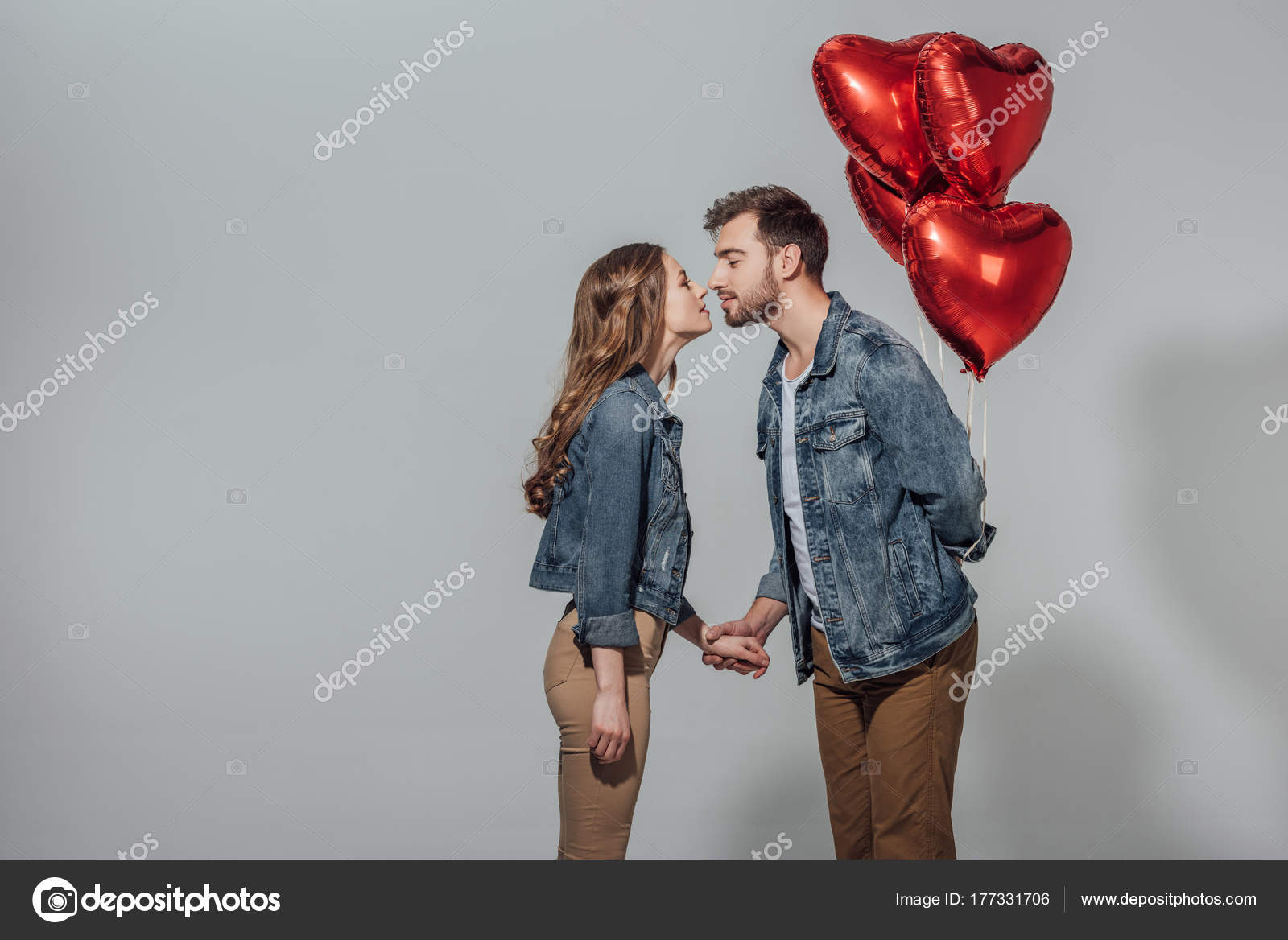 Embrasser Un Couple D'hommes Et De Femmes Amoureux De Ballons En