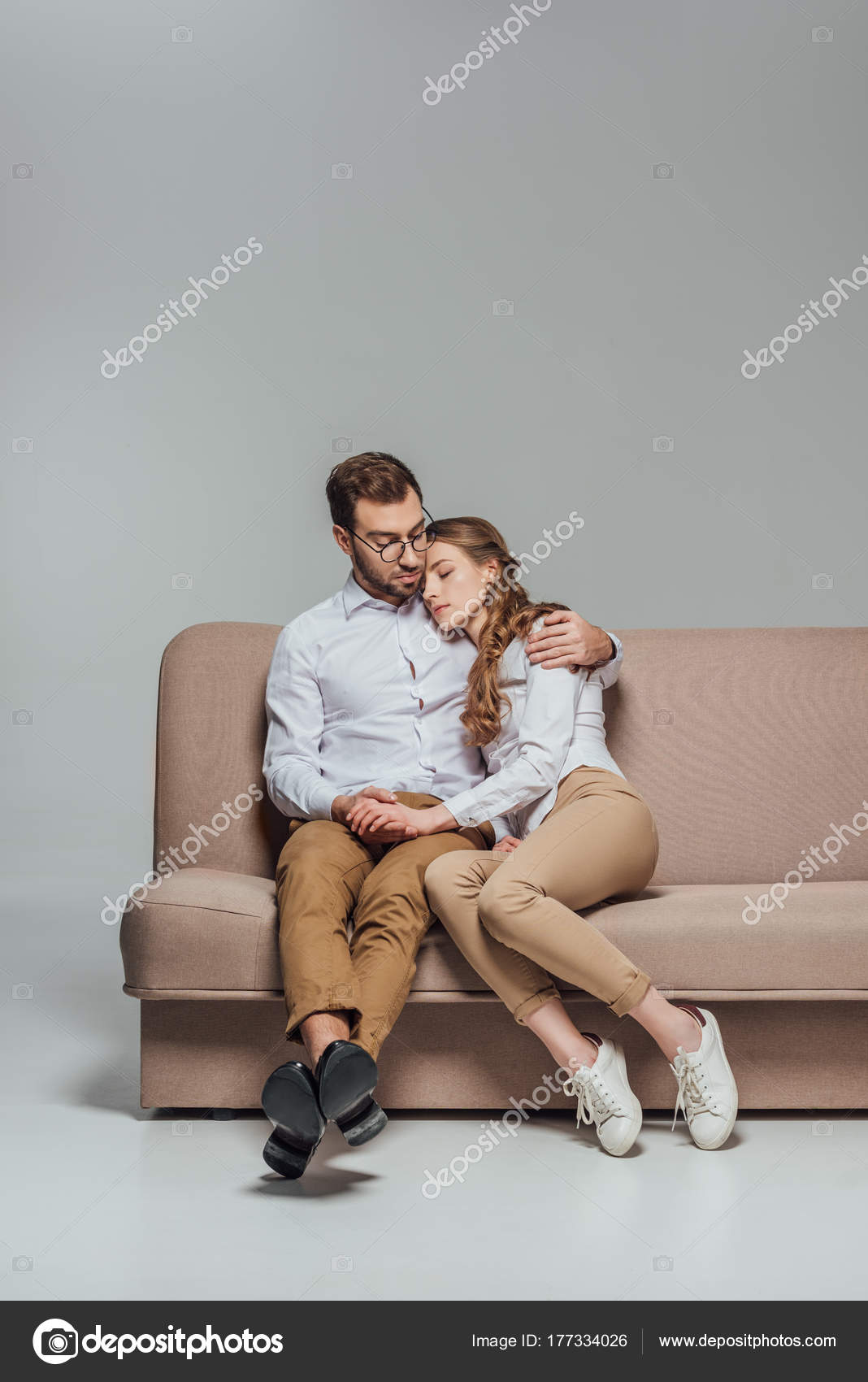 Парень сидит на плечах парня. Человек обнимает сидя. Люди обнимаются сидя. Люди обнимаются на диване. Девушка сидит на диване.