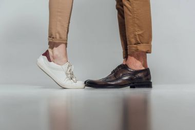 erkek ve kadın bacak ayakkabı yansıması Grey ile kısmi görünümü