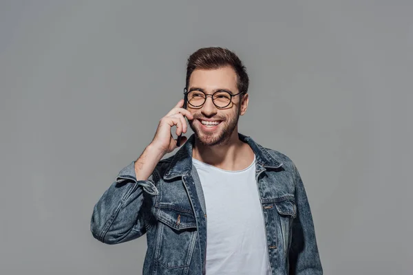 Jovem Feliz Falando Smartphone Olhando Para Longe Isolado Cinza — Fotografia de Stock