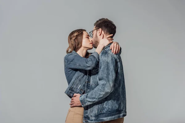 Seductora Pareja Joven Chaquetas Mezclilla Gafas Besos Aislados Gris —  Fotos de Stock