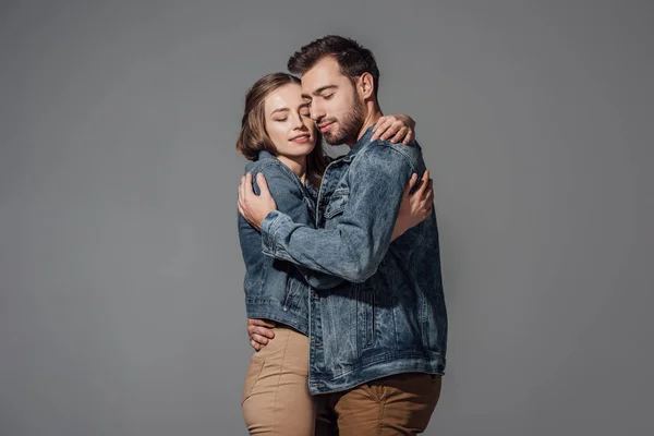 Cuplu Fericit Tineri Ochi Închiși Îmbrățișare Izolat Gri — Fotografie, imagine de stoc