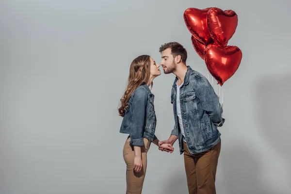 Vista Lateral Jovem Casal Capaz Beijar Enquanto Homem Segurando Balões — Fotografia de Stock