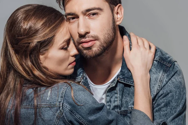 Primer Plano Retrato Seductora Joven Pareja Abrazo Aislado Gris — Foto de Stock