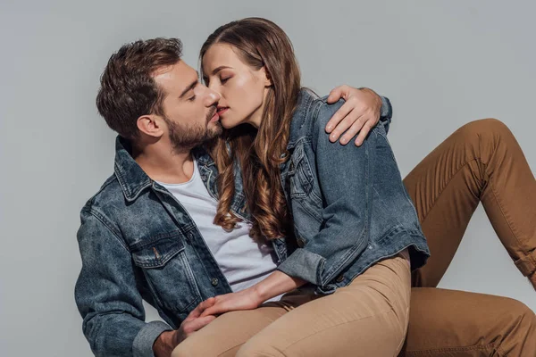 Verführerisches Junges Paar Küsst Sich Isoliert Auf Grau — Stockfoto