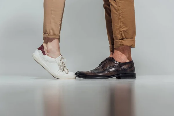 Teilansicht Männlicher Und Weiblicher Beine Schuhen Mit Reflexion Auf Grau — Stockfoto