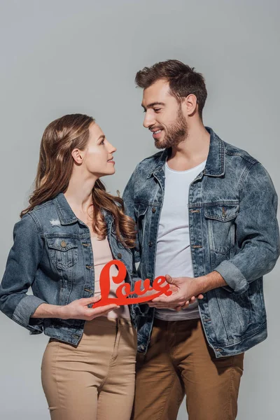 Glada Unga Paret Håller Röd Kärlek Symbol Och Tittar Varandra — Stockfoto