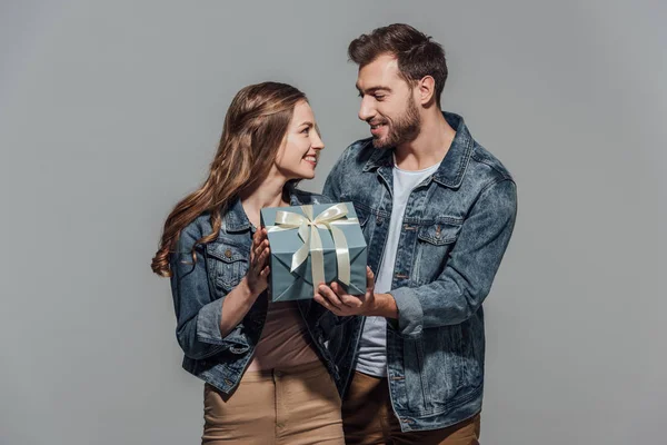 Hermosa Feliz Joven Pareja Sosteniendo Caja Regalo Sonriendo Unos Otros —  Fotos de Stock