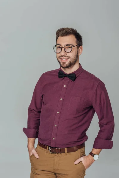 Elegante Giovane Uomo Occhiali Piedi Con Mani Tasca Sorridente Alla — Foto Stock