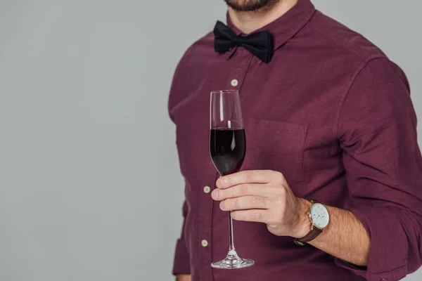 Beskuren Bild Ung Man Hålla Glas Rött Vin Isolerade Grå — Stockfoto