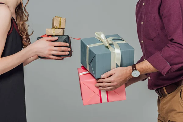 Schnappschuss Eines Jungen Paares Mit Geschenkschachteln Isoliert Auf Grau — Stockfoto