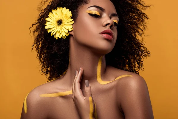 Stijlvolle African American Vrouw Met Artistieke Make Gerbera Haar Raakt — Stockfoto