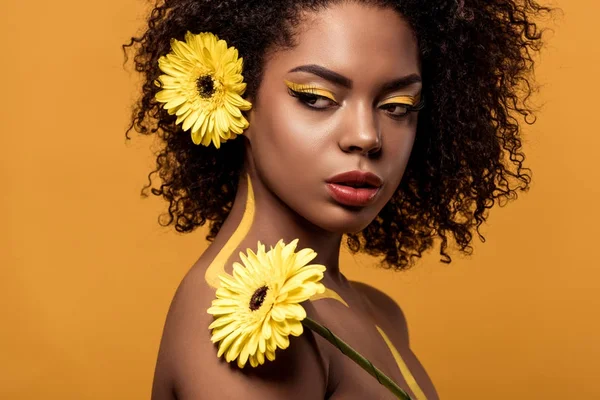 Joven Mujer Afroamericana Brillante Con Maquillaje Artístico Gerbera Pelo Mirando — Foto de Stock