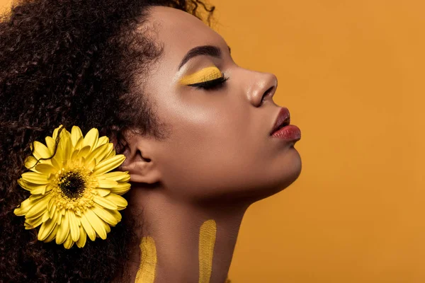 Elegante Donna Afroamericana Con Trucco Artistico Gerbera Nei Capelli Sognando — Foto Stock