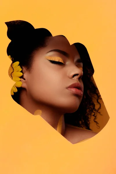 Mulher Americana Africana Elegante Com Maquiagem Artística Gerbera Cabelo Quadro — Fotografia de Stock