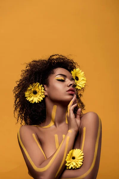 Mujer Afroamericana Tierna Joven Con Maquillaje Artístico Gerbera Pelo Aislado — Foto de Stock