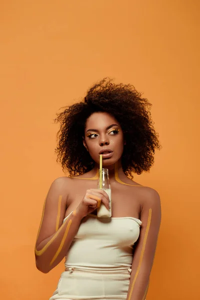 Elegante Mujer Afroamericana Con Maquillaje Artístico Bebiendo Leche Botella Aislada — Foto de Stock
