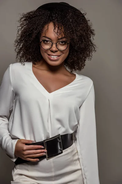Młody Uśmiechający Się African American Kobieta Białej Koszuli Okulary Kapelusz — Zdjęcie stockowe