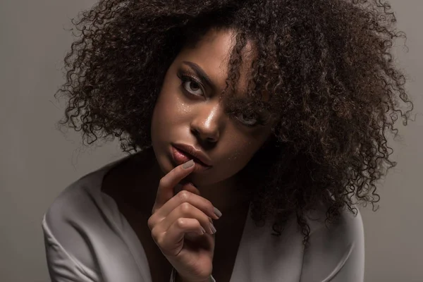 Joven Mujer Afroamericana Sensual Camisa Blanca Con Mano Los Labios — Foto de Stock