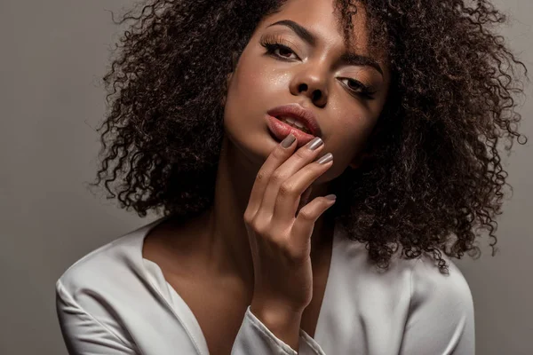 Jonge Tedere African American Vrouw Wit Overhemd Met Hand Lippen — Stockfoto