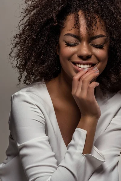 Jonge Lachende African American Vrouw Wit Overhemd Geïsoleerd Een Grijze — Stockfoto