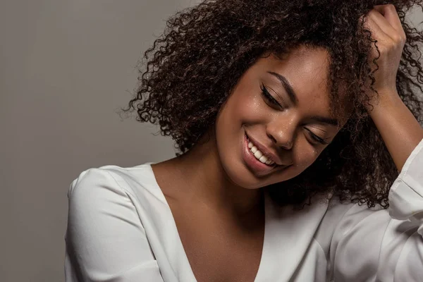 Mladé Smyslné Afroamerické Ženy Bílé Košili Opírá Ruce Izolované Šedém — Stock fotografie